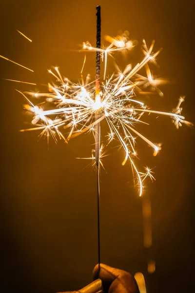 Brandende Vonkstok Starlight Vuurwerk Pyrotechnisch Donker Zwart Warme Achtergrond Bij — Stockfoto