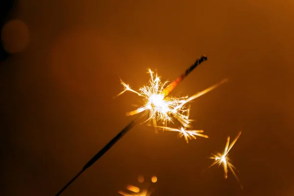 Φλεγόμενο Πυροτέχνημα Stick Starlight Πυροτεχνήματα Πυροτεχνική Σκούρο Μαύρο Ζεστό Φόντο — Φωτογραφία Αρχείου