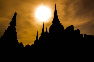 Karanlık pagoda ve sarı gök