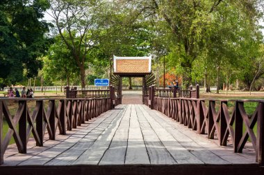 Ayutthaya içinde ahşap köprü