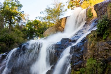 şelale ve güneş ışığı