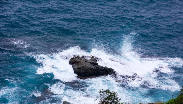 Bölmeleri dalgalar deniz kayalarda karşı