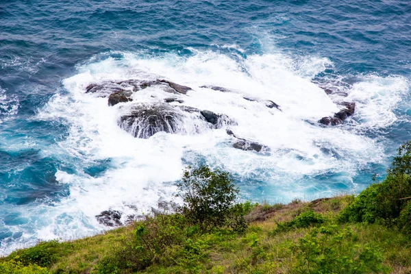 Bölmeleri dalgalar deniz kayalarda karşı