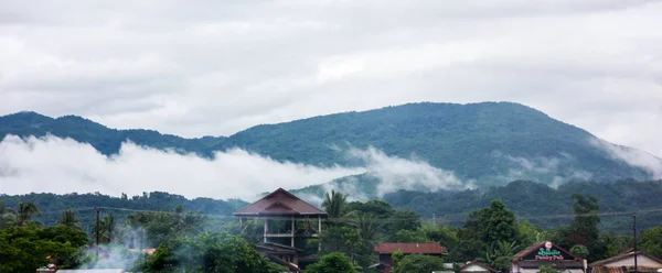 Uitzicht op de berg met wolken in Vang Vieng — Stockfoto