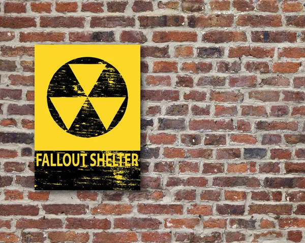 Вывеска Fallout Shelter на стене — стоковое фото