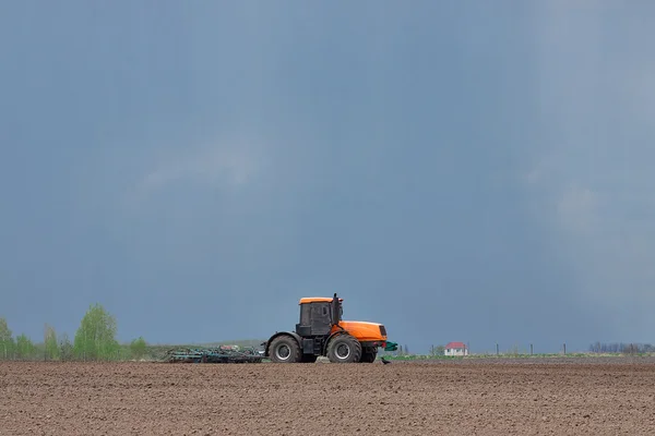 Traktor bestellt das Feld — Stockfoto