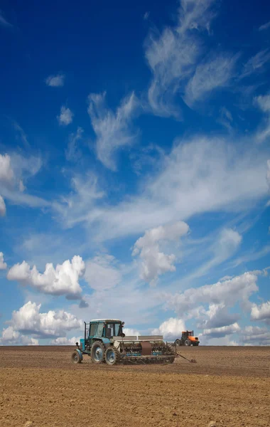 Tractors in the field — Stock Photo, Image