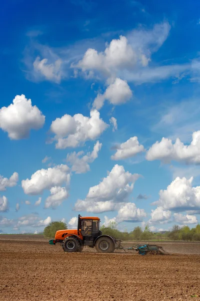 Traktor auf dem Feld — Stockfoto