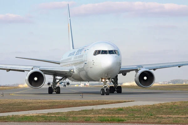 Boeing 767 en pista — Foto de Stock