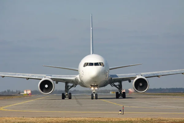 Boeing 767 on runway — Stockfoto