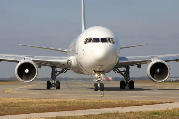 Boeing 767 on runway — Stockfoto