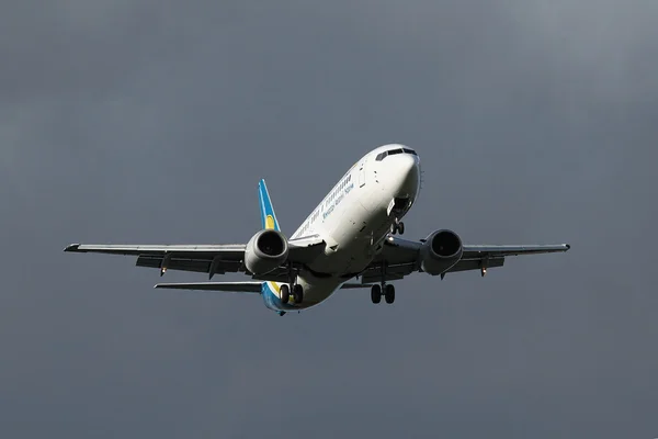 Boeing 737 landing — Stock Photo, Image