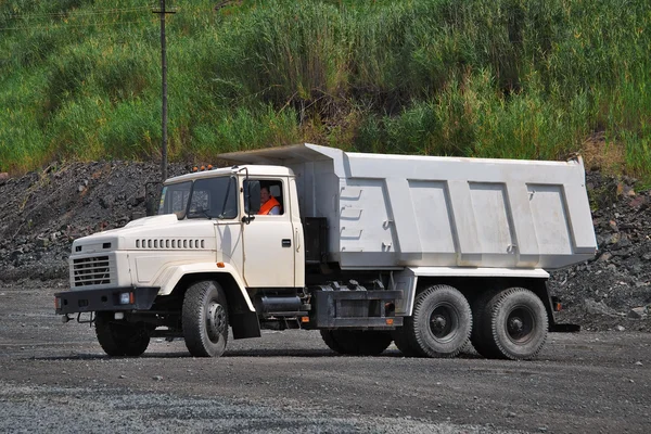 Camión volquete en el sitio minero — Foto de Stock
