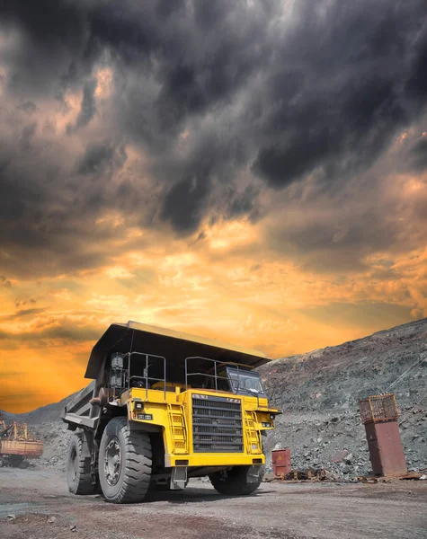 Mining truck on the opencast — Stock Photo, Image