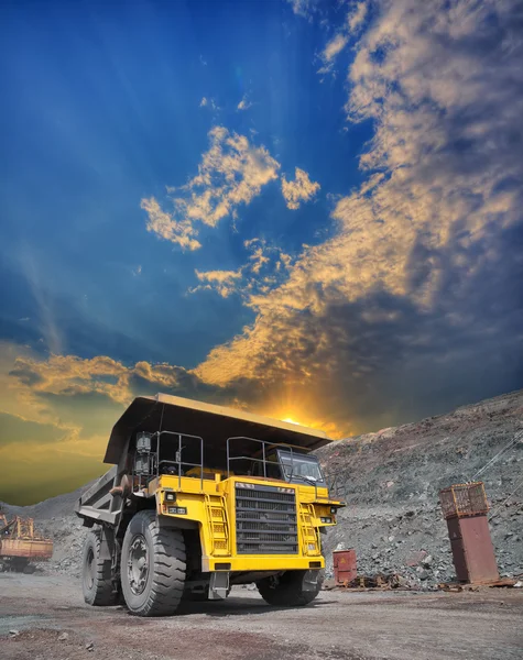 Mining truck on the opencast — Stock Photo, Image