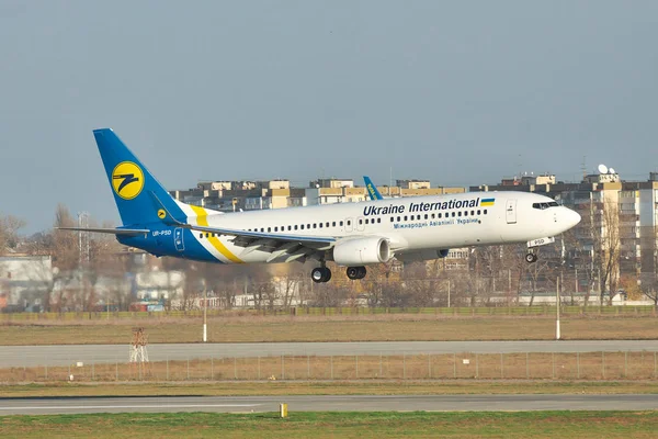Líneas aéreas internacionales de Ucrania Boeing 737ng — Foto de Stock