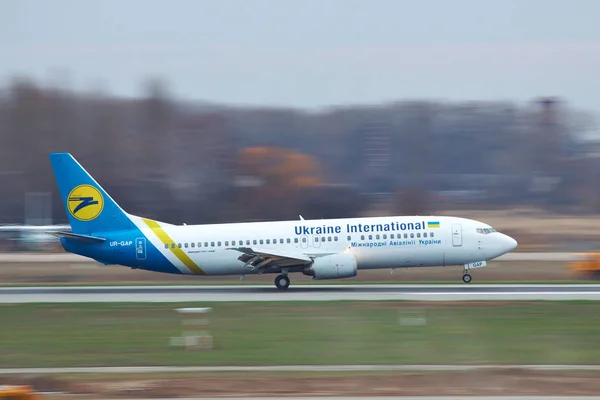 Líneas aéreas internacionales de Ucrania Boeing 737 — Foto de Stock
