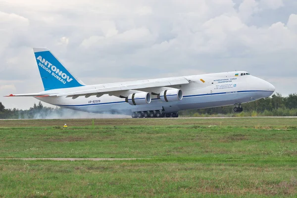 Samolot Antonov-124 ładunku — Zdjęcie stockowe