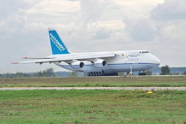 Samolot Antonov-124 ładunku — Zdjęcie stockowe