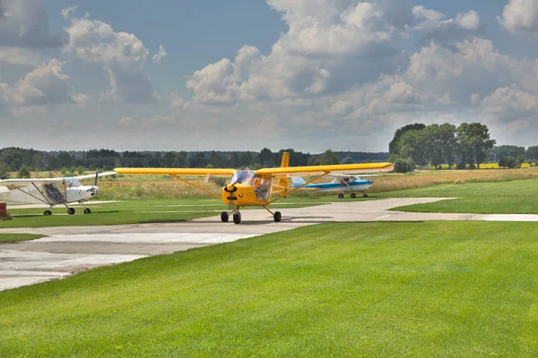 Aviões ultraleve no aeródromo — Fotografia de Stock