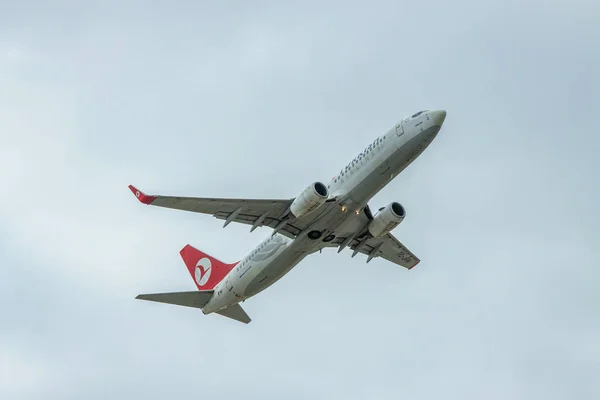Турецькі авіалінії boeing 737-800 — стокове фото