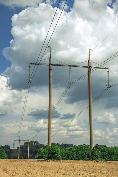 Linie energetyczne w okolicy — Zdjęcie stockowe