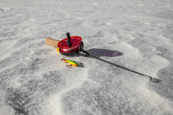 Caña de pescar hielo y señuelo — Foto de Stock