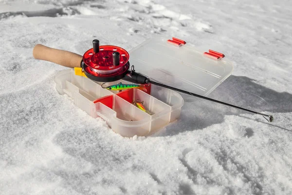 Canne à pêche sur glace et leurre — Photo