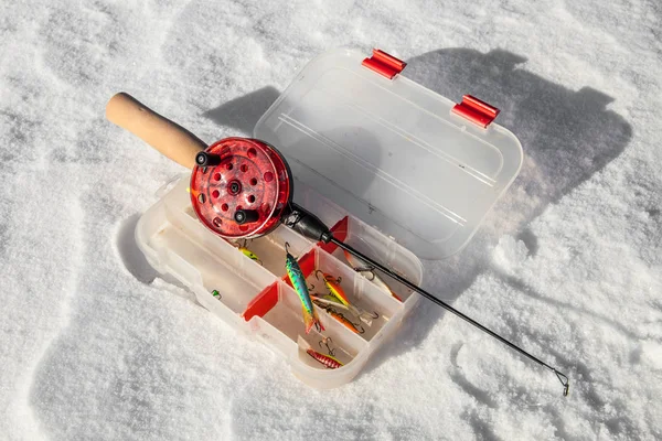 Haste de pesca no gelo e isca — Fotografia de Stock