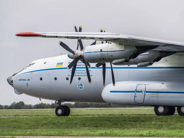 Antonov An-22 avión de carga —  Fotos de Stock