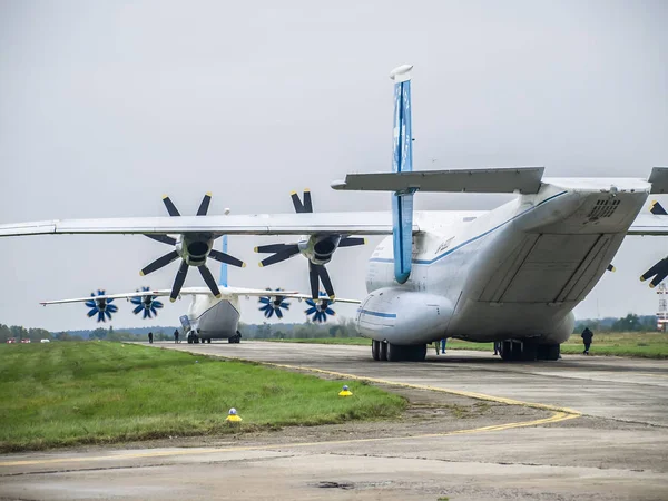 Antonov An-22 avión de carga —  Fotos de Stock