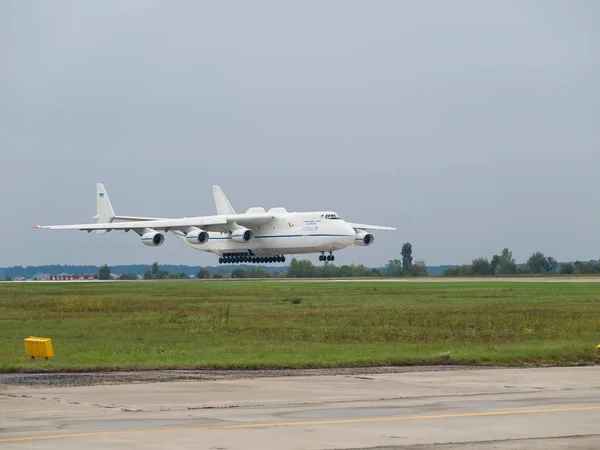 Antonov An-225 Mriya cargo plane — Stock Photo, Image