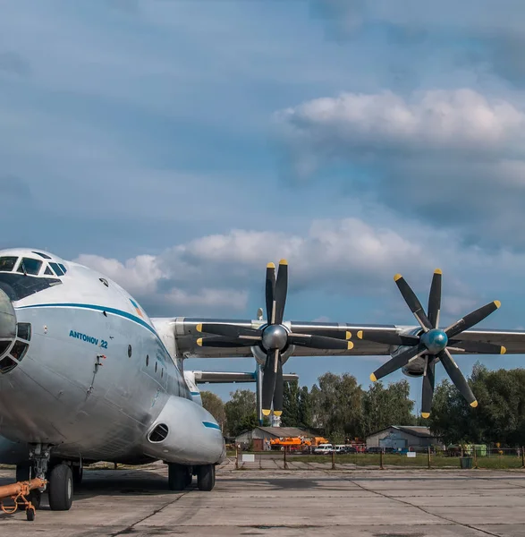 Antonov An-22 avion cargo — Photo