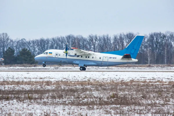 Regionalne samolot Antonow-140 — Zdjęcie stockowe
