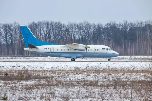 Regionalne samolot Antonow-140 — Zdjęcie stockowe