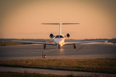 İş jeti günbatımı üzerinde