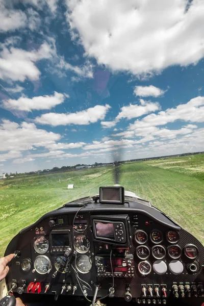 Leichtflugzeug landet — Stockfoto