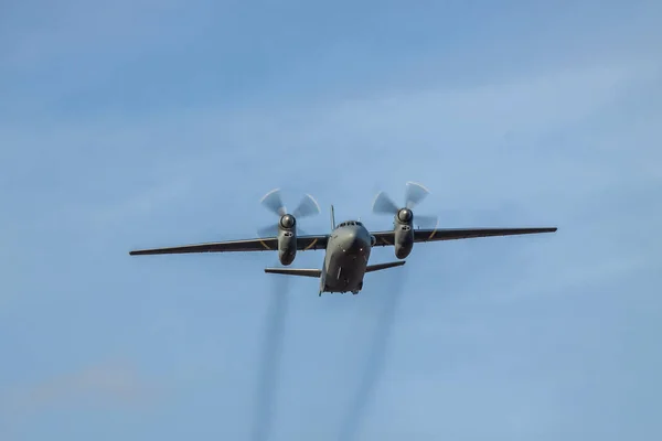 Avião de carga An-32 da Força Aérea do Iraque — Fotografia de Stock