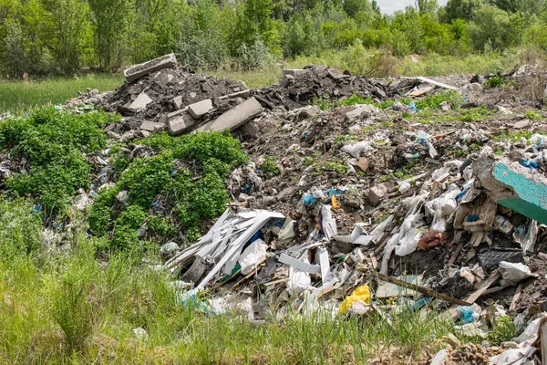 Незаконный вывоз мусора — стоковое фото
