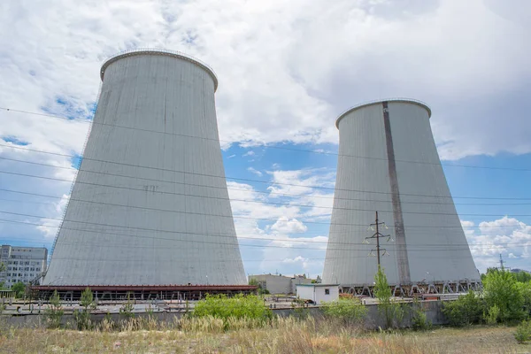 Koeltorens met Power Station — Stockfoto