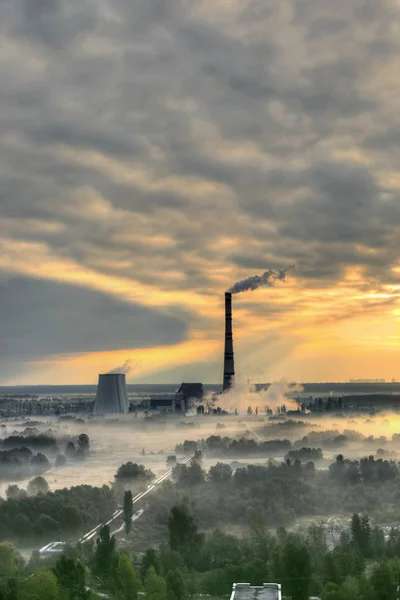 Восход солнца над электростанцией — стоковое фото