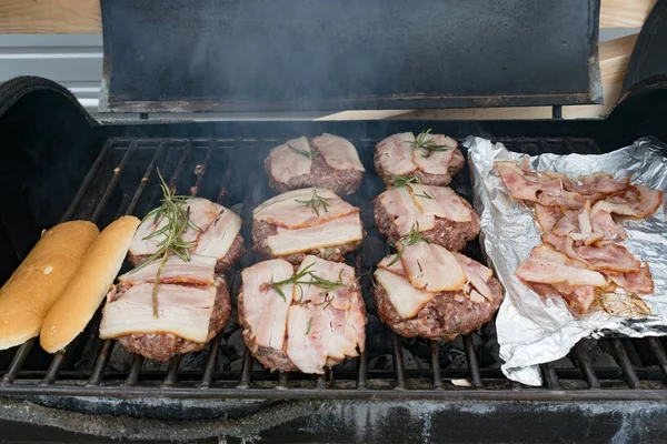 Hamburgery na grilu — Stock fotografie