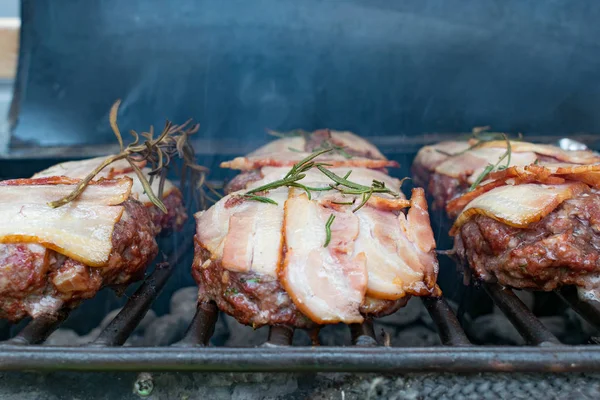 Hamburgery na grilu — Stock fotografie