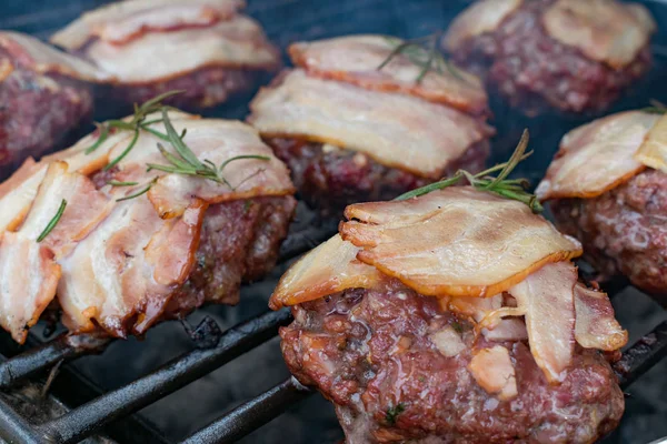 Burger auf dem Grill — Stockfoto