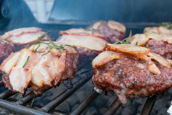 Burger auf dem Grill — Stockfoto