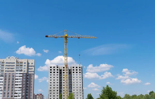 Grúa de construcción en el trabajo — Foto de Stock