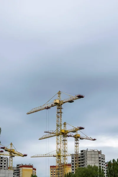 Obra con grúas — Foto de Stock