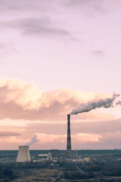 Теплоэлектростанция на осеннем закате — стоковое фото