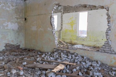 Terk edilmiş bina kalıntıları