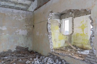 Terk edilmiş bina kalıntıları